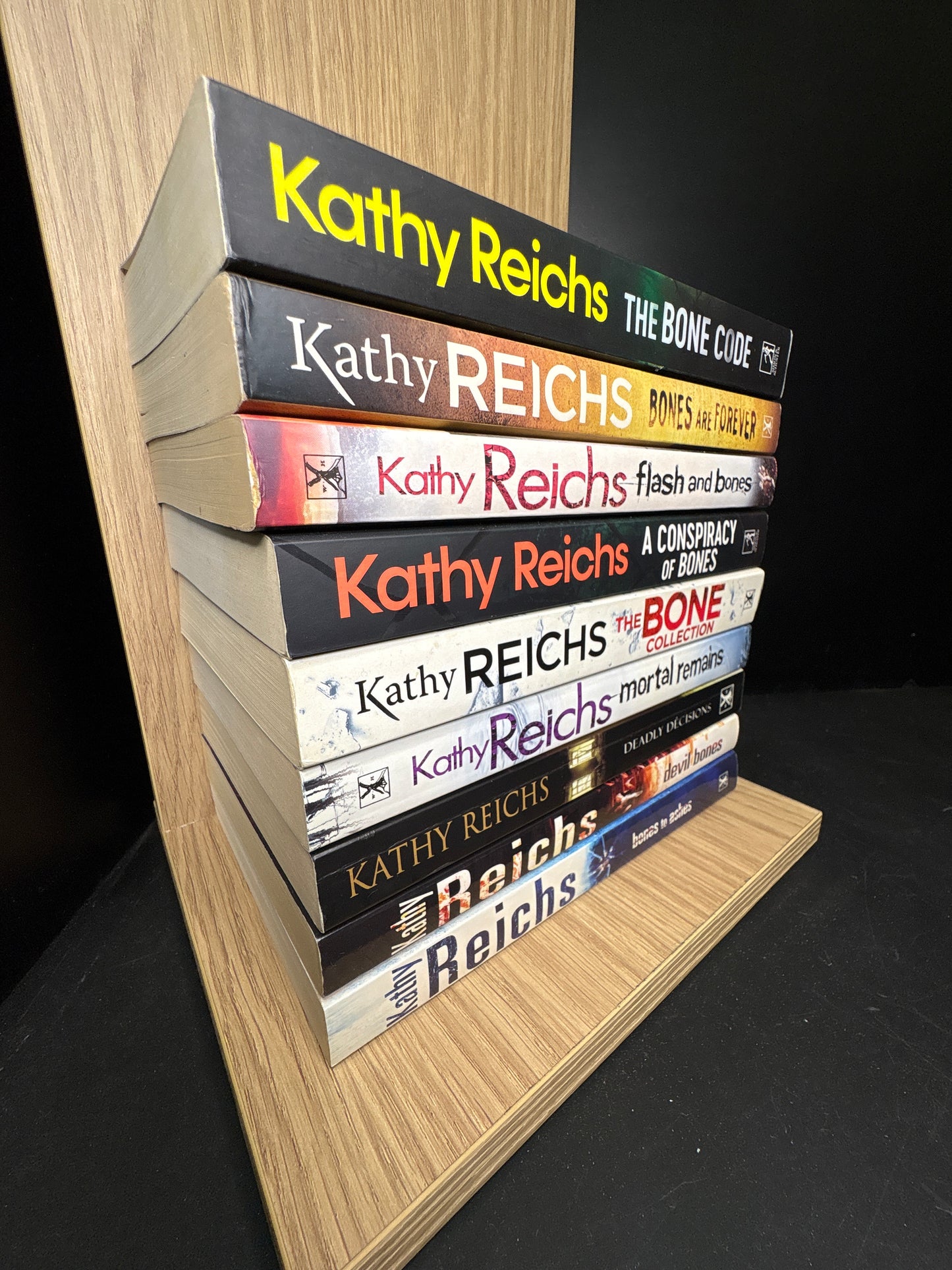 REICHS, Kathy 'Temperance Brennan/ Bones' Series - Bundle of 9 Assorted Titles (Min. fair condition)
