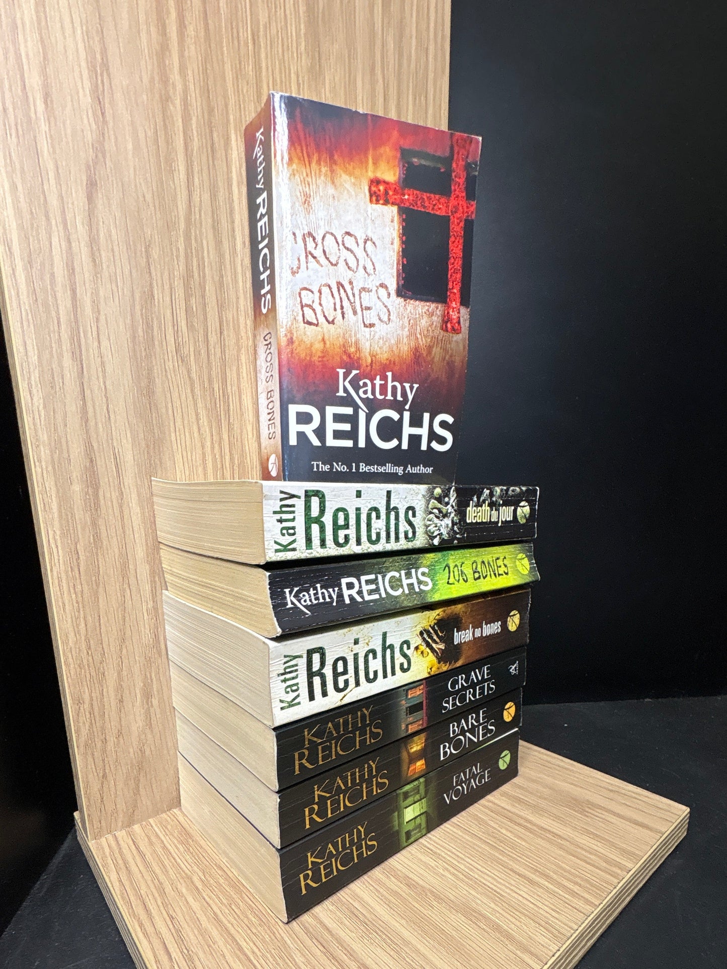 REICHS, Kathy 'Temperance Brennan/ Bones' Series - Bundle of 7 Assorted Titles (Min. fair condition)