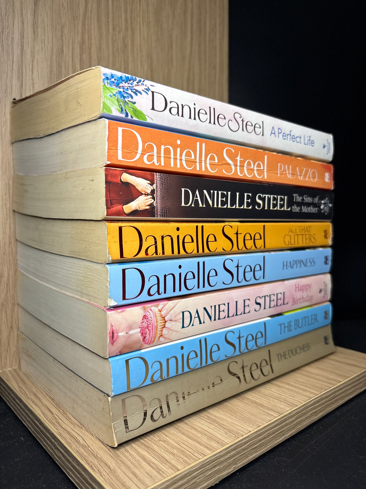 STEEL, Danielle Assorted Standalone Titles Bundle of 8 (Min. fair condition)