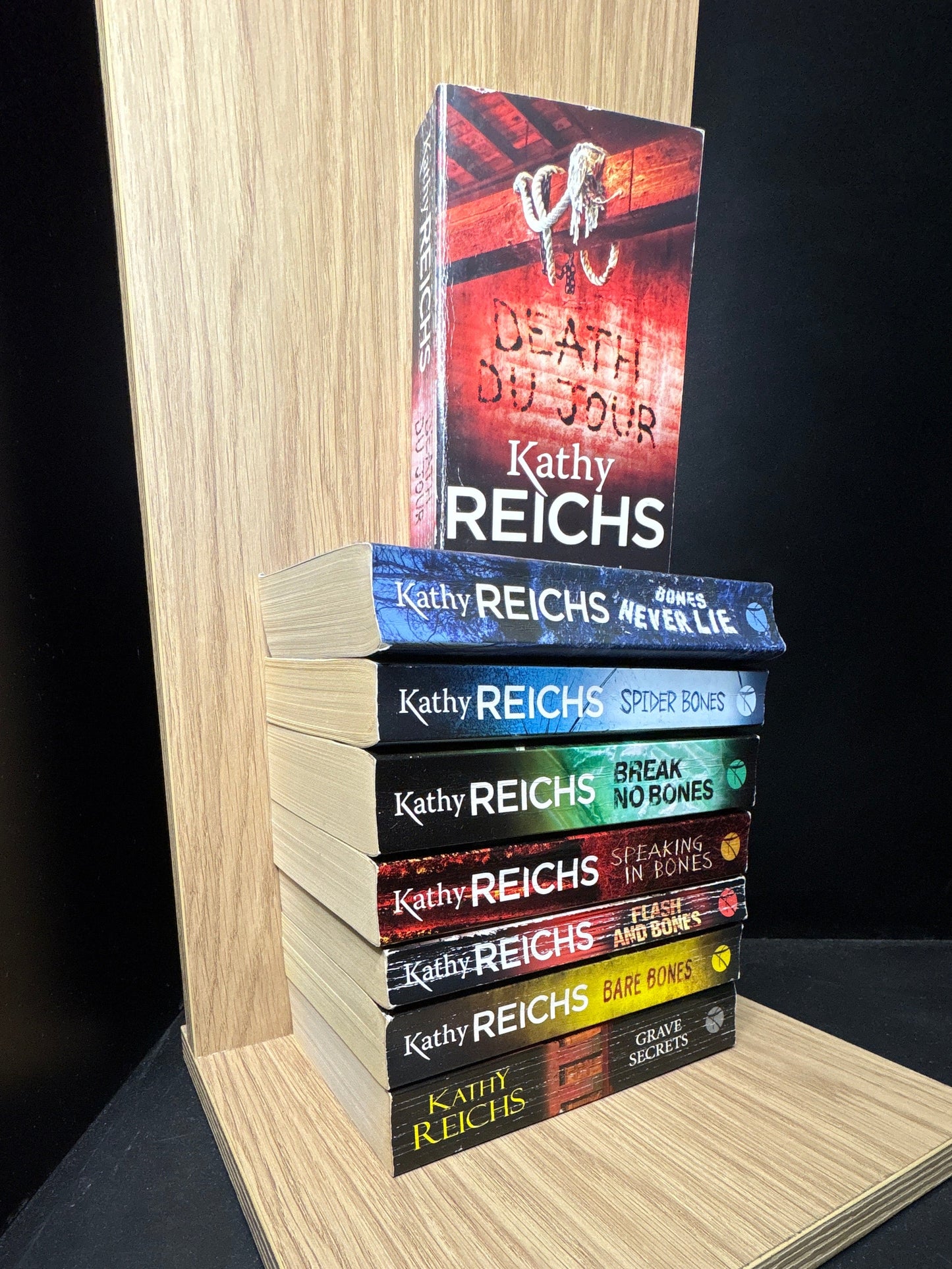 REICHS, Kathy - Bundle of 8 - Assorted Titles in Temperance Brennan (Bones) Series (Min. good condition)