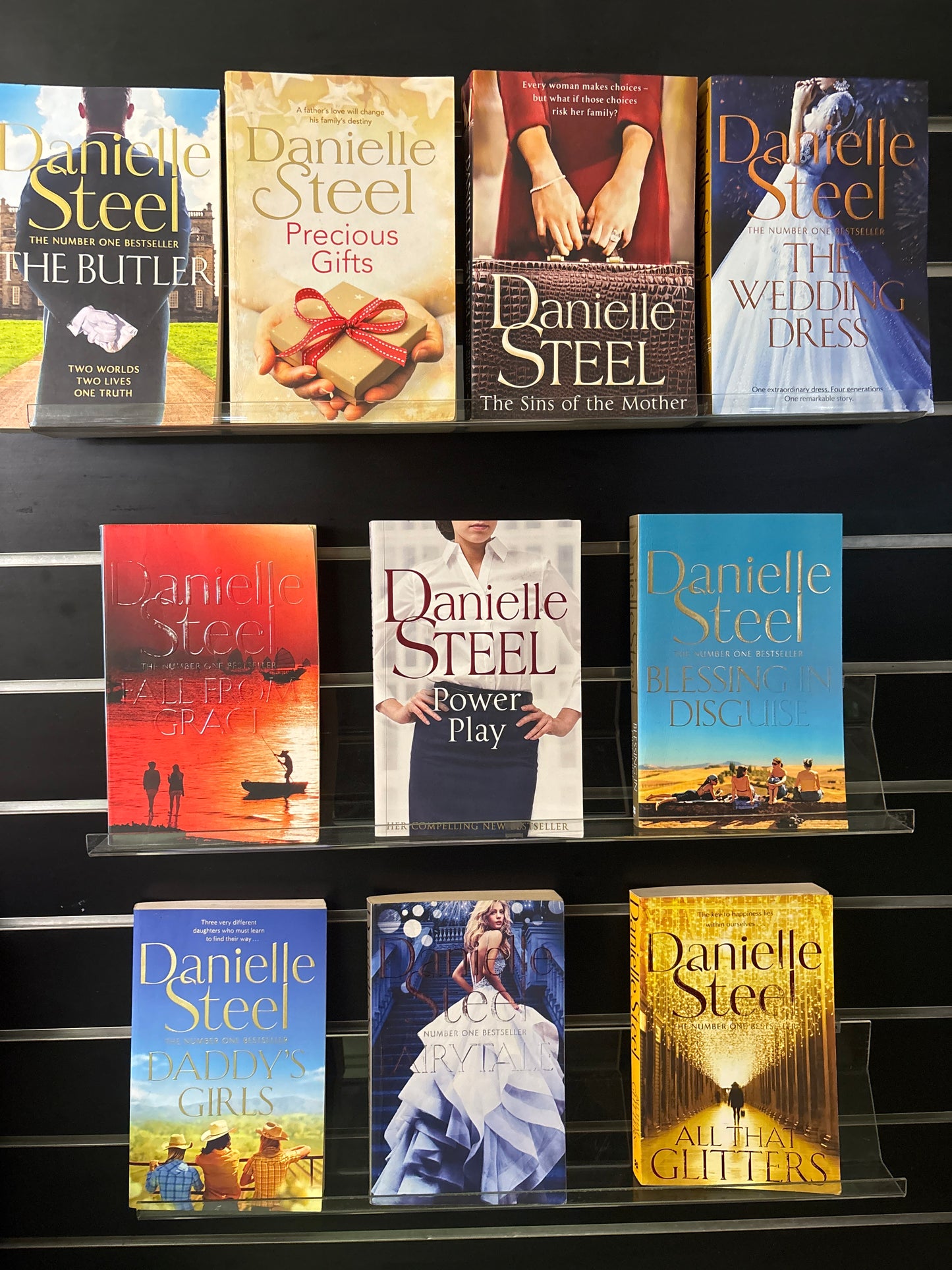 STEEL, Danielle - Bundle of 10 - Standalone Assorted Titles (min. fair condition)