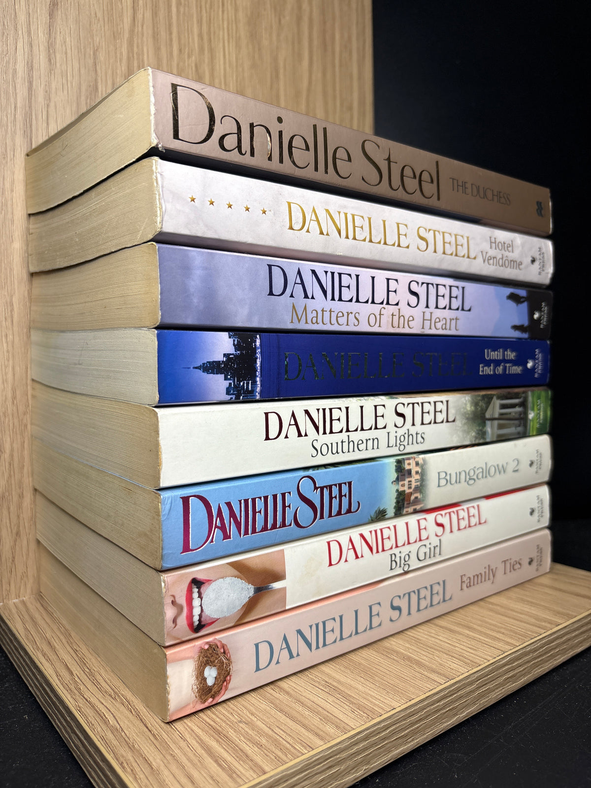 STEEL, Danielle Assorted Standalone Titles Bundle of 8 (Min. fair condition)