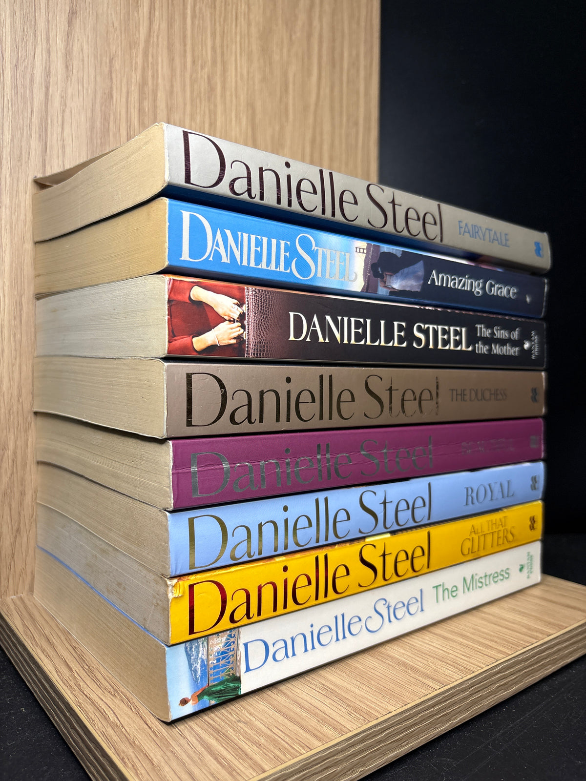STEEL, Danielle Assorted Standalone Titles Bundle of 8 (Min. fair condition)