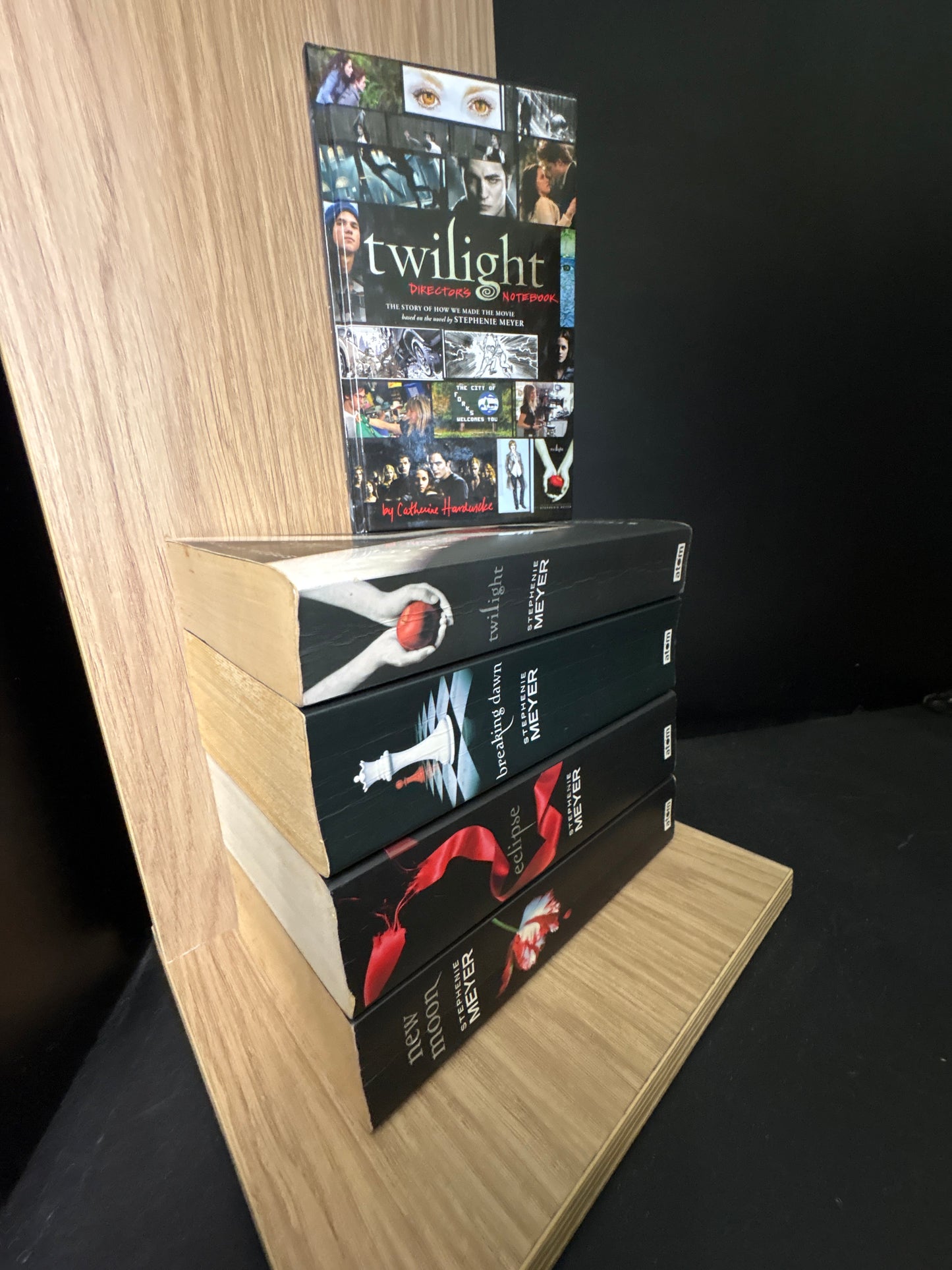 MEYER Stephanie - Bundle of 5 - Twilight Series 1-4 + Bonus Directors Notebook (Min fair condition)
