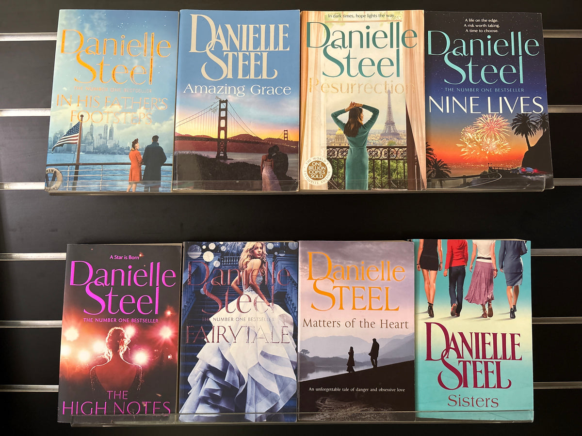 STEEL, Danielle Assorted Standalone Titles Bundle of 8 (Min. fair condition)