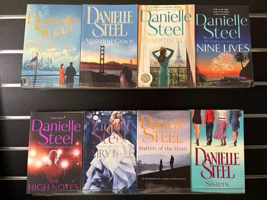 STEEL, Danielle Assorted Standalone Titles Bundle of 8 (Min. fair condition)