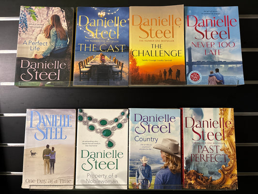 STEEL, Danielle Assorted Standalone Titles Bundle of 8 (Min. fair condition)