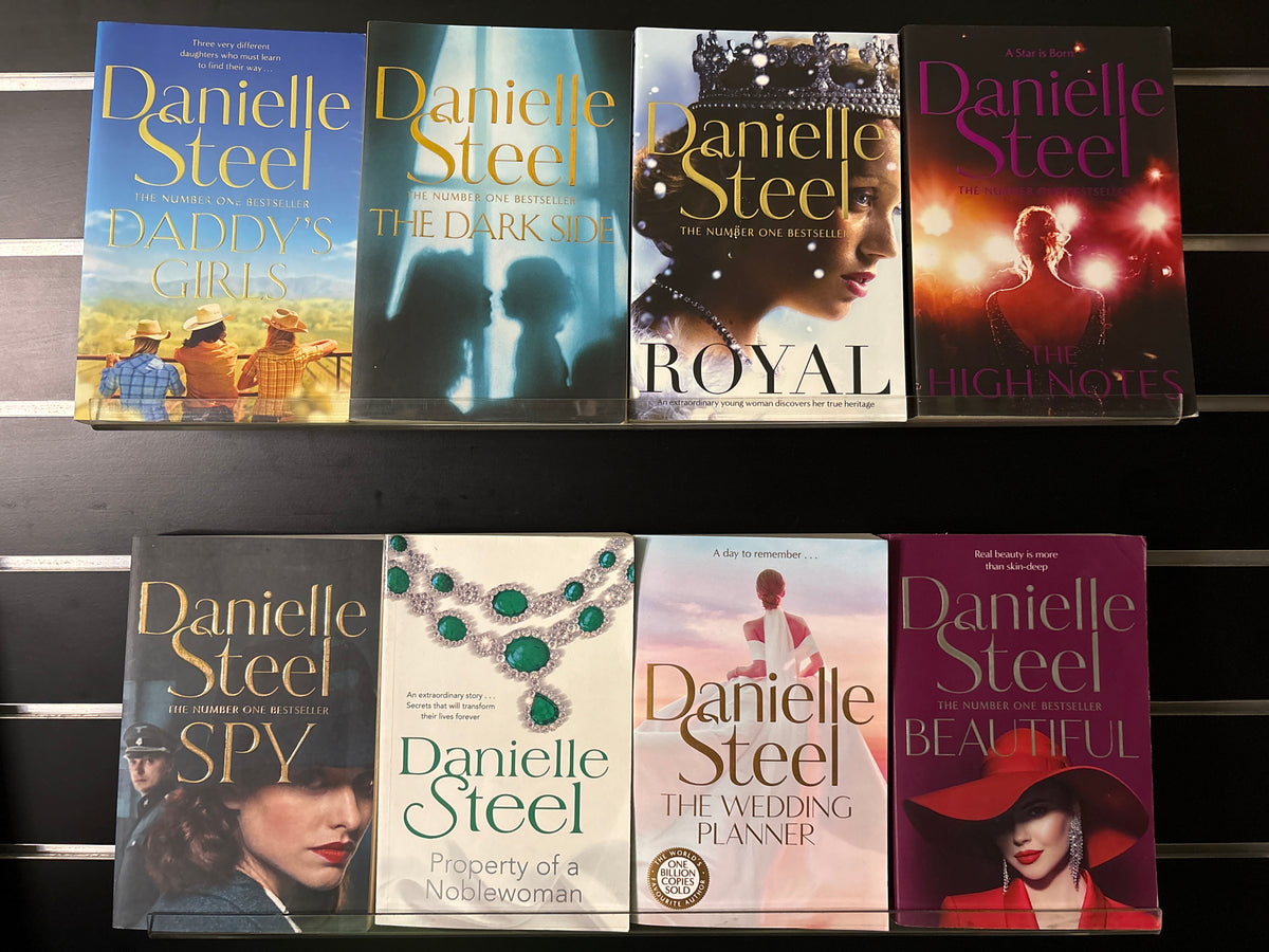 STEEL, Danielle Assorted Standalone Titles Bundle of 8 (Min. good condition)