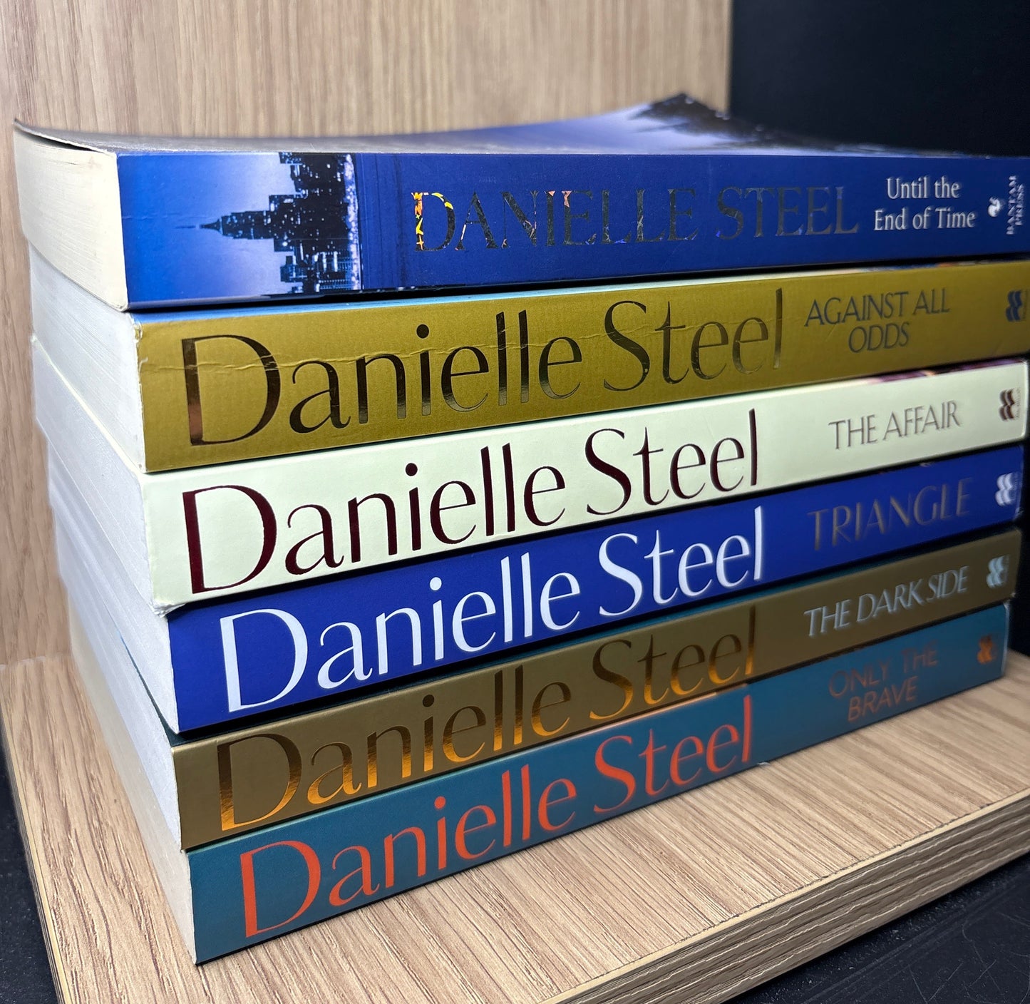 STEEL, Danielle Standalone Titles Bundle of 6  (min. fair condition)