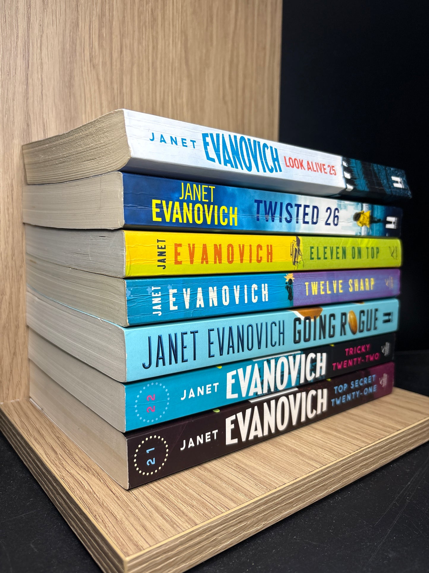 EVANOVICH, Janet 'Stephanie Plum' Assorted Titles Bundle of 7 (Min. Very Good condition)