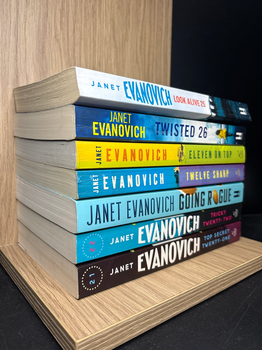 EVANOVICH, Janet 'Stephanie Plum' Assorted Titles Bundle of 7 (Min. Very Good condition)