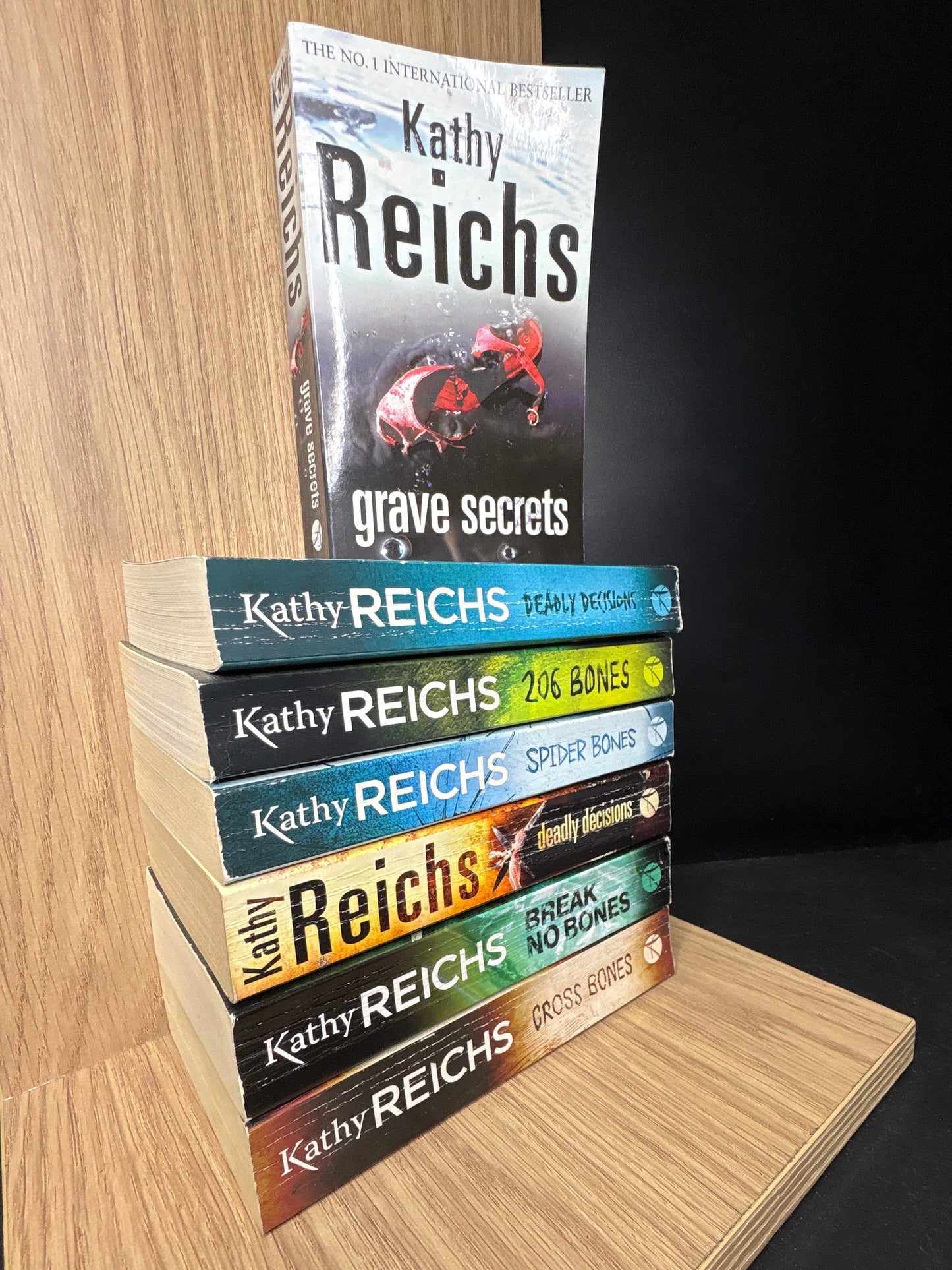 REICHS, Kathy 'Temperance Brennan' Series:  Bundle of 7 Assorted Titles (Min. fair condition)