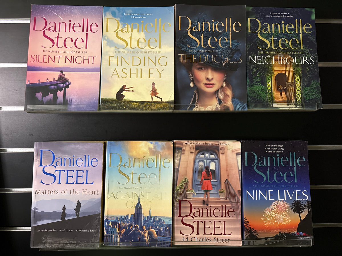 STEEL, Danielle Assorted Standalone Titles Bundle of 8 (Min. fair condition)