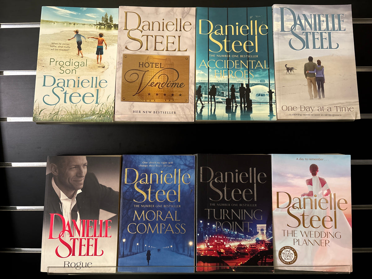STEEL, Danielle Assorted Standalone Titles Bundle of 8 (Min. fair condition)