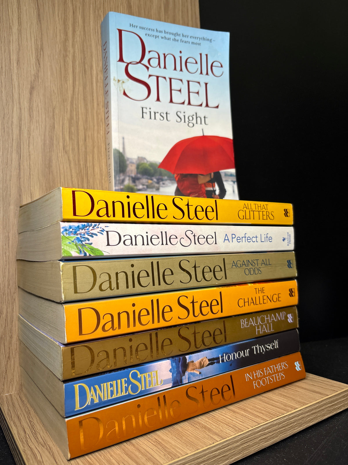 STEEL, Danielle Assorted Standalone Titles Bundle of 8 (Min. fair condition)